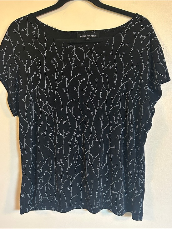Briggs New York Tops - Briggs New York Black Tee with White Vine Motif